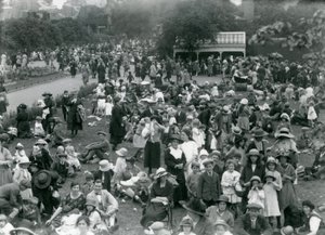 Menigte bezoekers in de London Zoo, augustus bank holiday, 1922